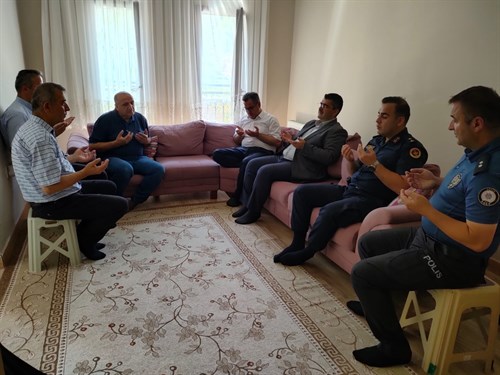 İlçemiz Kaymakamı Sayın Mustafa İkbal EŞKİ, 15 Temmuz Şehitleri Anma, Demokrasi Ve Milli Birlik Günü Nedeniyle Şehit Ailelerini Ziyaret Etti.